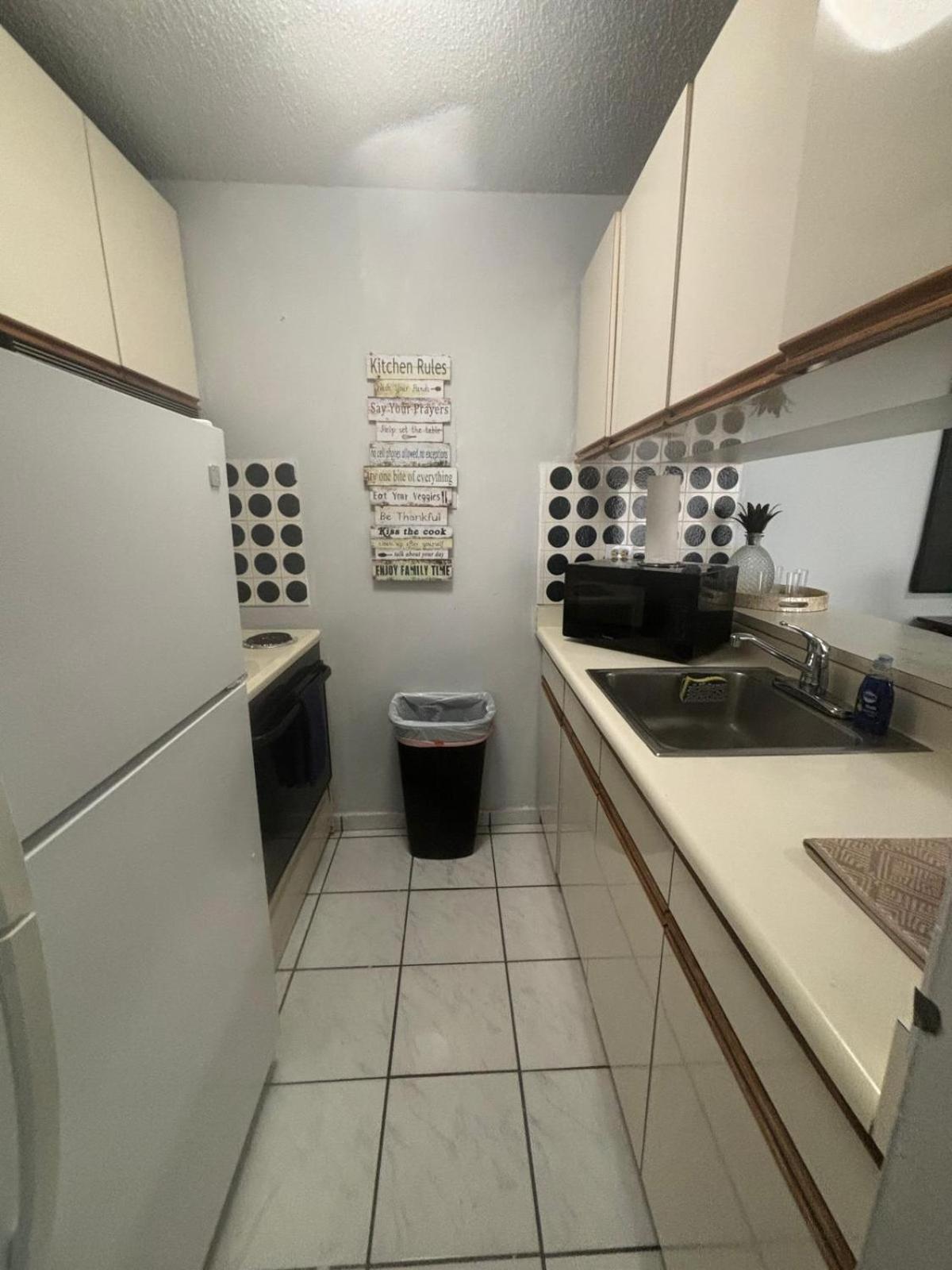 Marbella Apartments San Juan Phòng bức ảnh